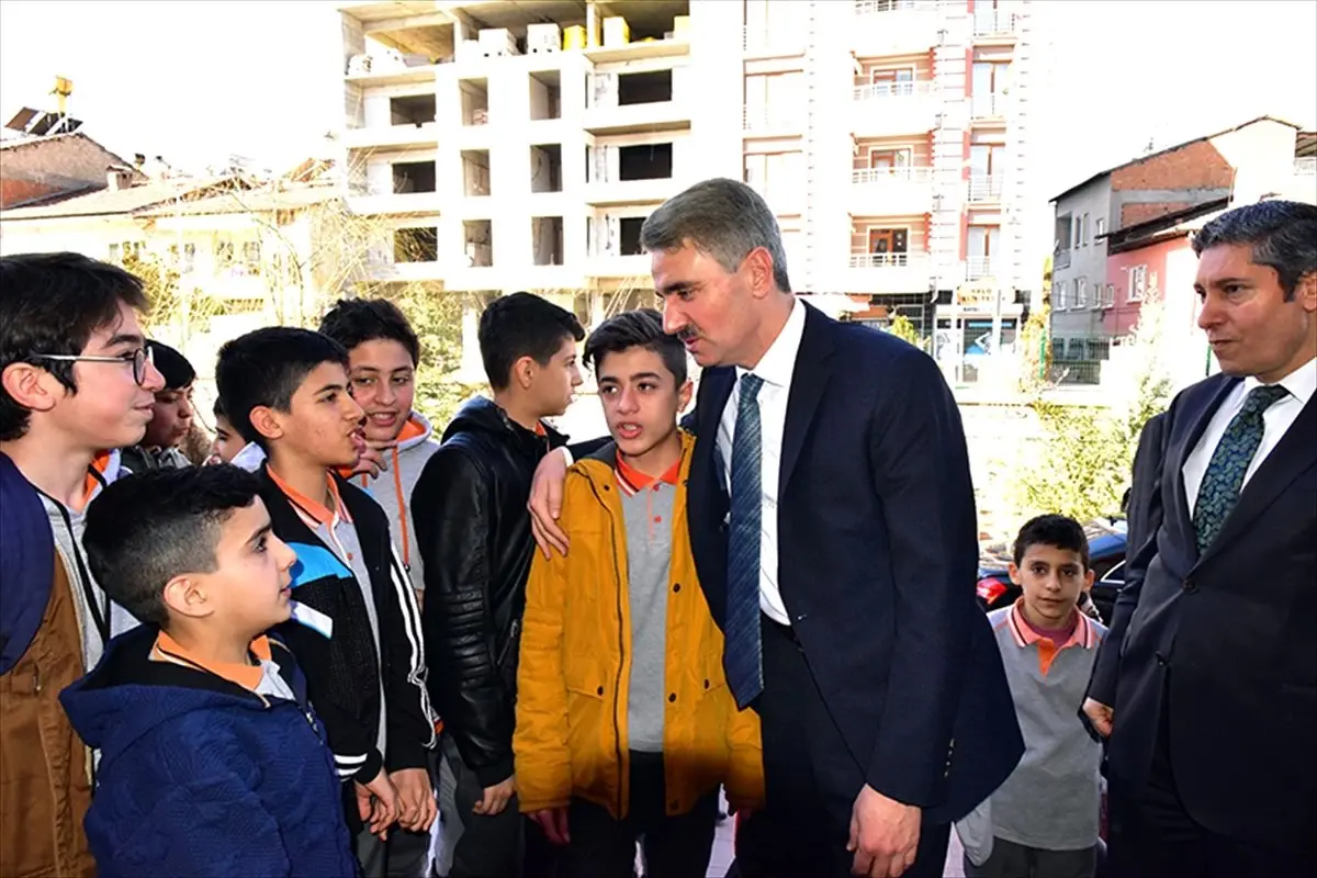 Malatya Valisi Aydın Baruş, depremzede öğrencileri ziyaret etti