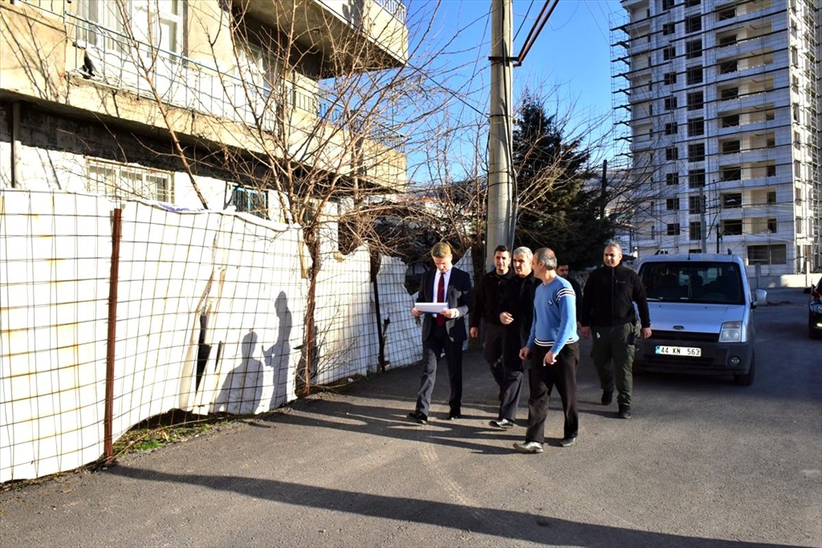 Malatya Valisi Baruş, depremden etkilenen mahallelerde inceleme yaptı