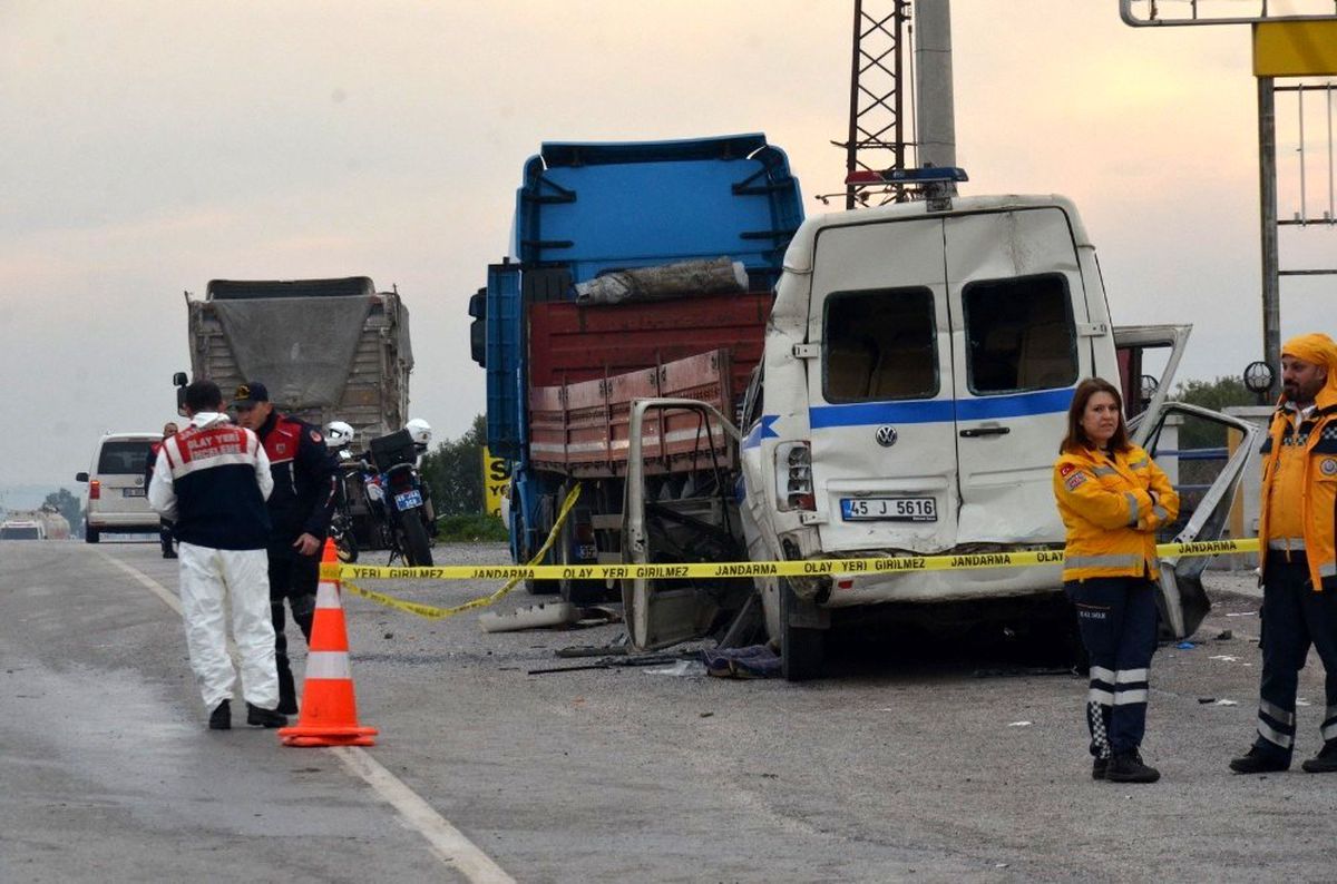 Manisa\'da feci kaza: 2 ölü 8 yaralı