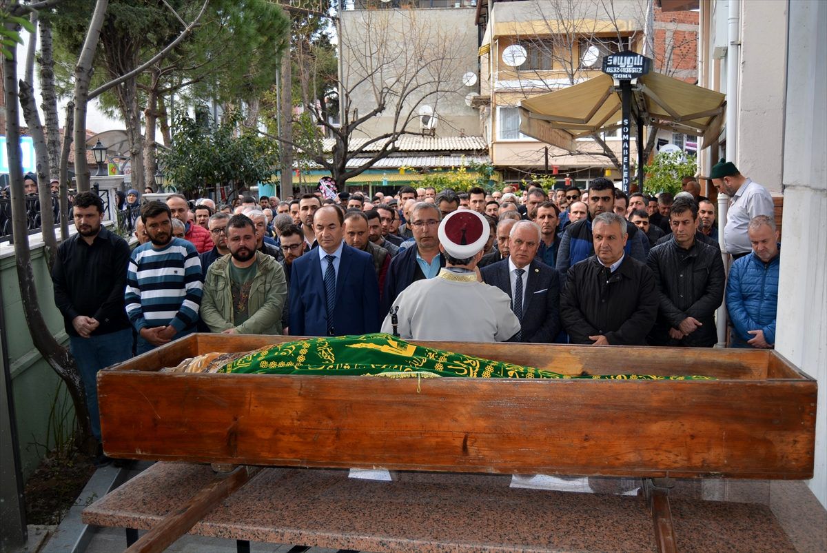 Manisa\'da işçi taşıyan minibüs ile tır çarpıştı: 2 ölü, 8 yaralı