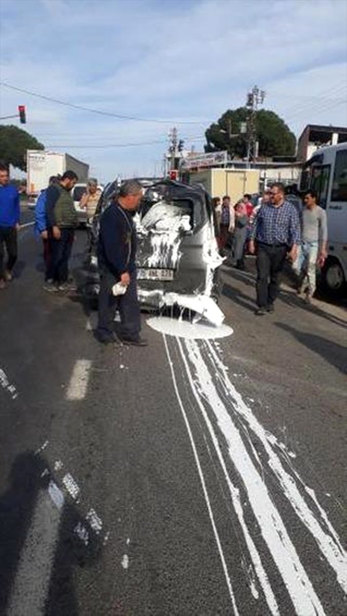 Manisa\'da kırmızı ışıkta bekleyen araçlara tır çarptı: 3 yaralı