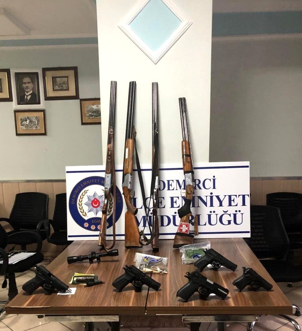 Manisa\'da silah ve mühimmat kaçakçılığı operasyonu: 13 gözaltı