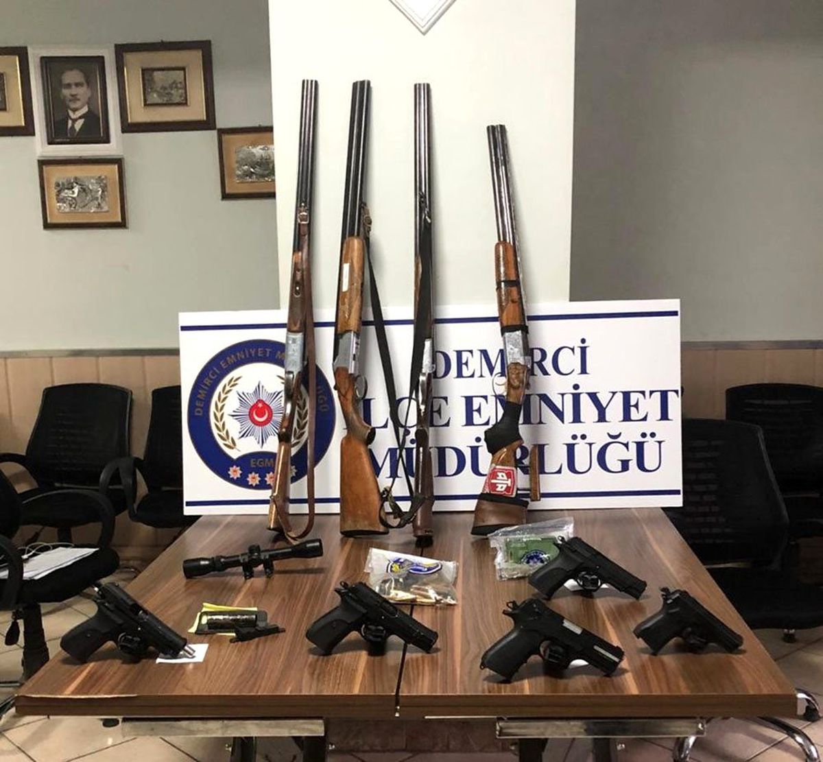 Manisa\'da silah ve mühimmat kaçakçılığı operasyonu: 13 gözaltı