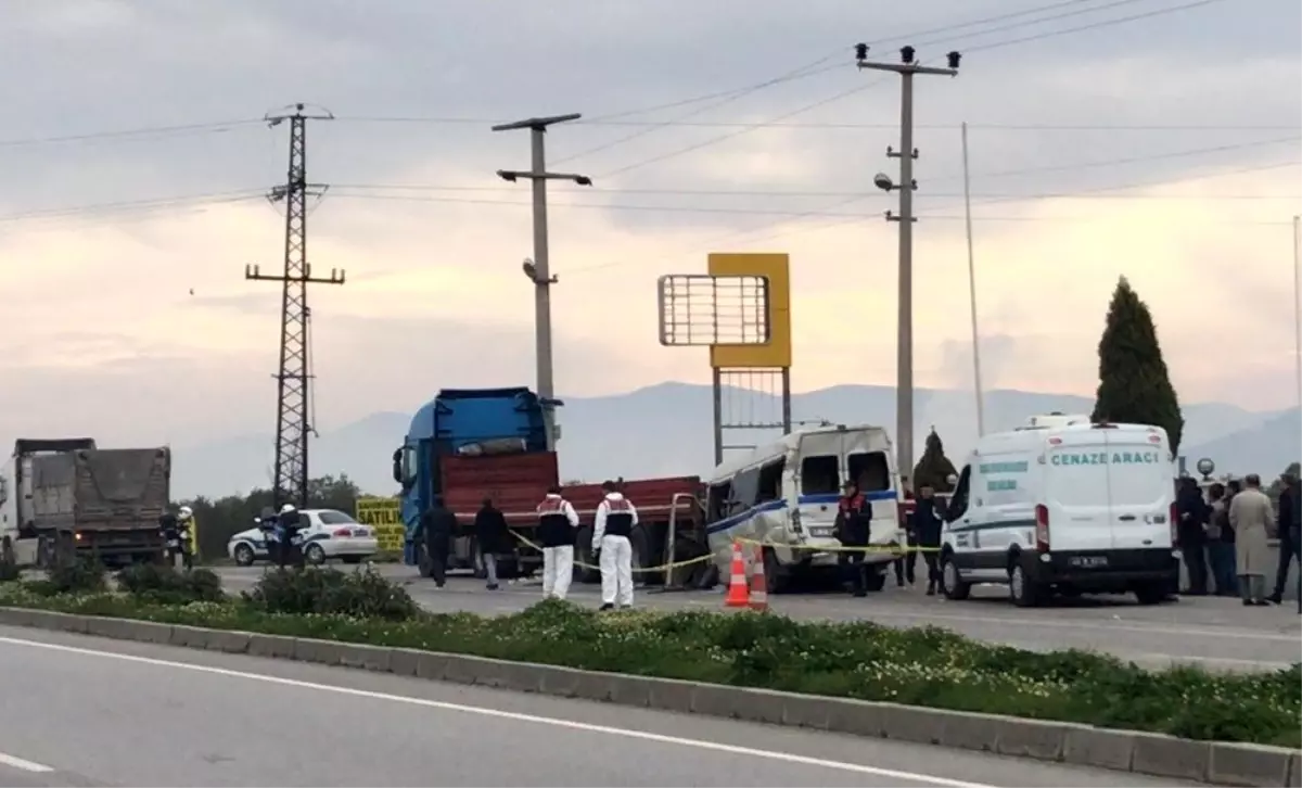 Manisa\'nın Akhisar ilçesinde işçi servisinin kamyona arkadan çarpması sonucu meydana gelen trafik...