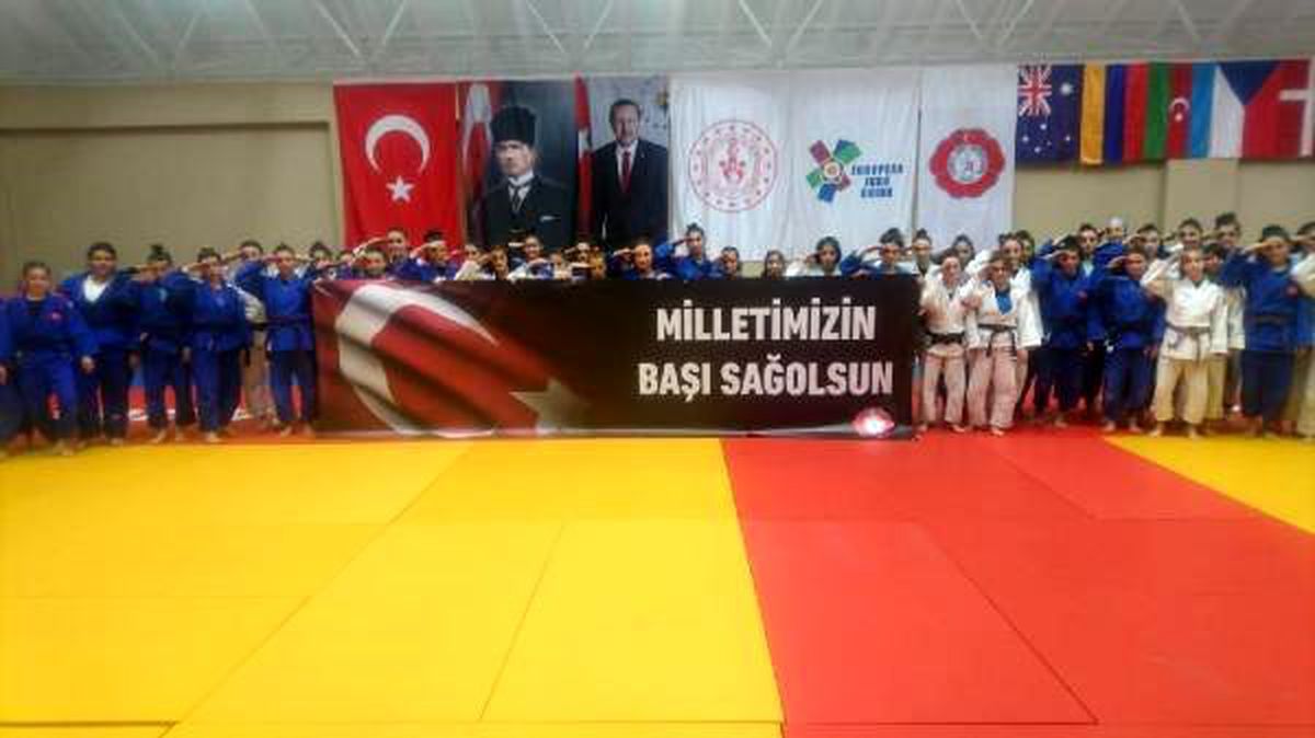 Milli judoculardan asker selamlı destek