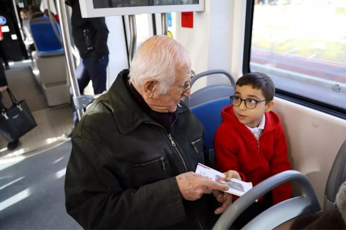 Minik öğrenciler büyüklerine kitap hediye etti