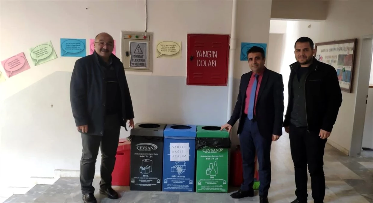 Nusaybin Belediyesince okullara atık kutusu dağıtıldı