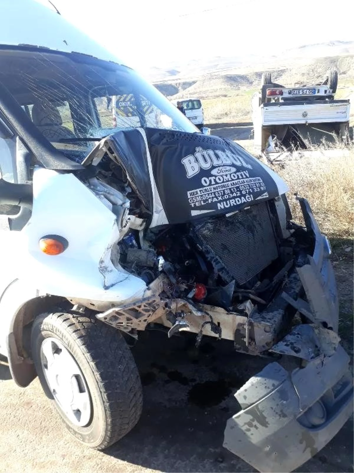 Öğretmen servis aracı hafif ticari araçla çarpıştı: 2 yaralı