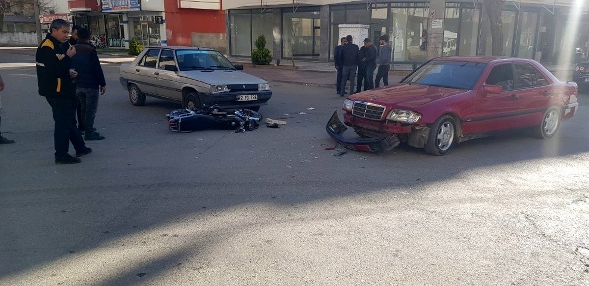 Otomobil ile motosiklet çarpıştı: 1 yaralı