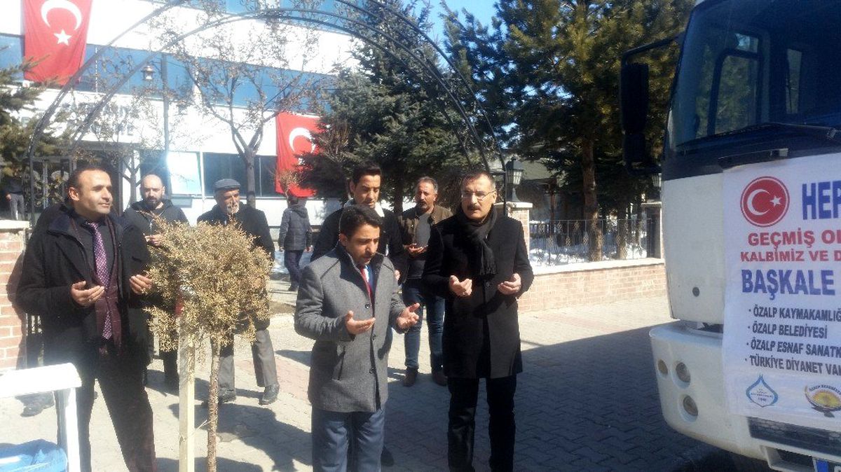 Özalp ilçesinden Başkale\'deki depremzedelere yardım