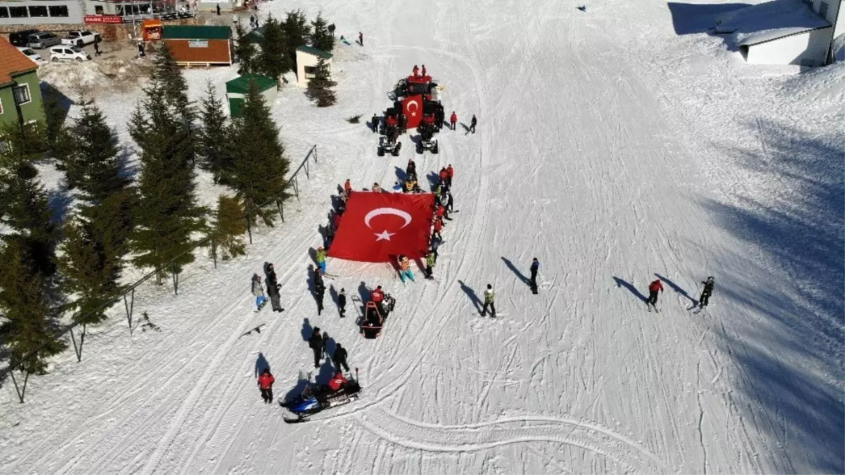 (Özel) Kayak tutkunları İdlib için dev Türk bayrağıyla kaydı