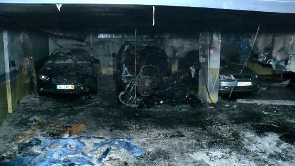 Pendik\'te otoparkta yangın, 3 araç kullanılamaz hale geldi