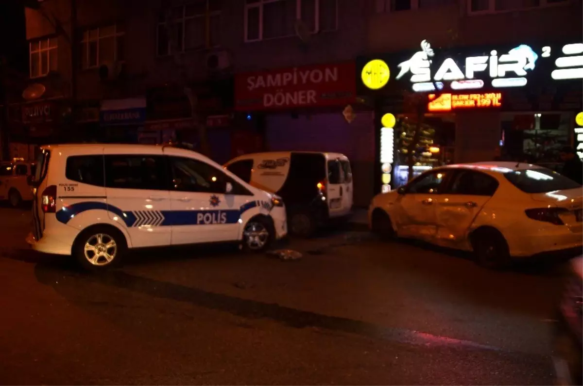 Polis otosuna çarptılar kaçmak isterken kaza yaptılar