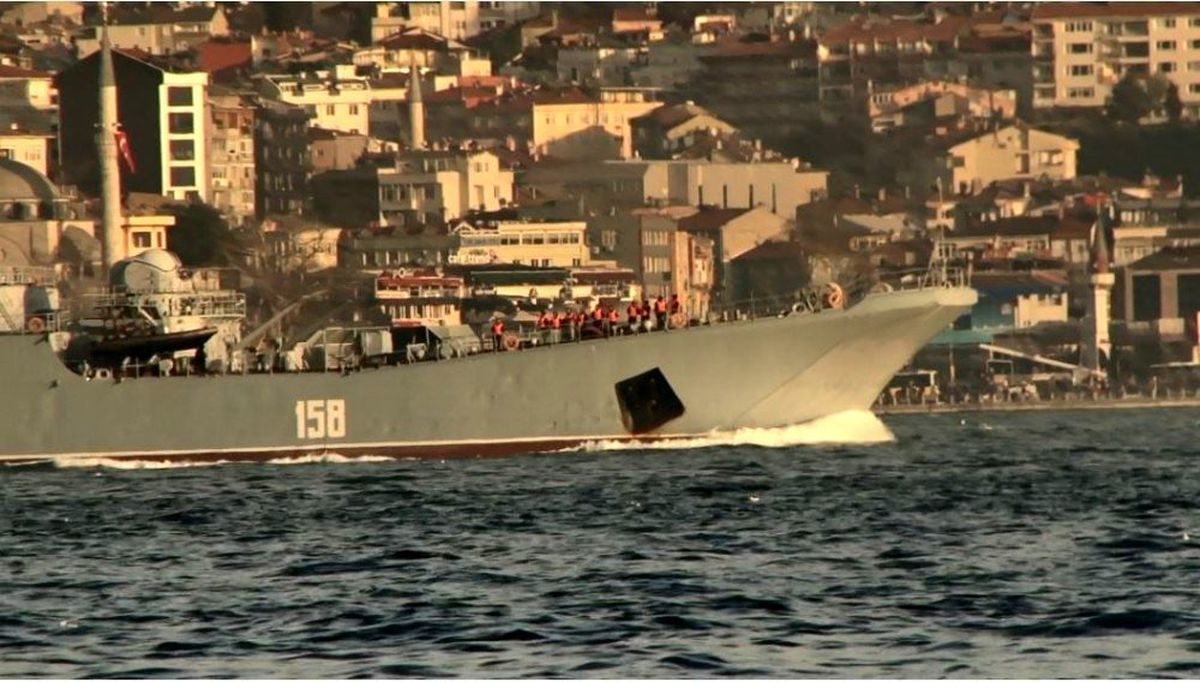Rus savaş gemisi "Caesar Kunikov" İstanbul Boğazı\'ndan geçti