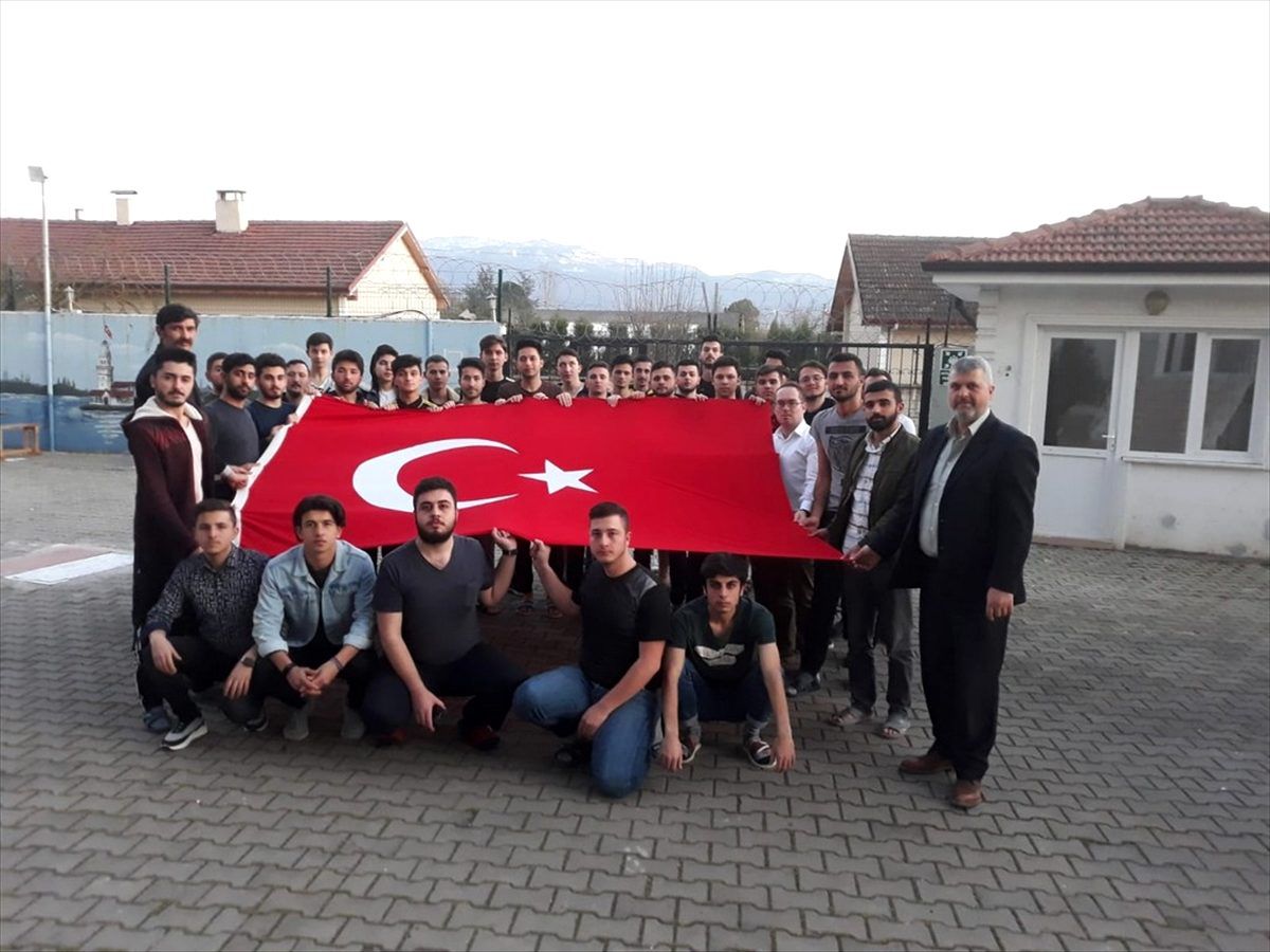 Sakarya\'daki KYK öğrencilerinden Mehmetçiğe destek