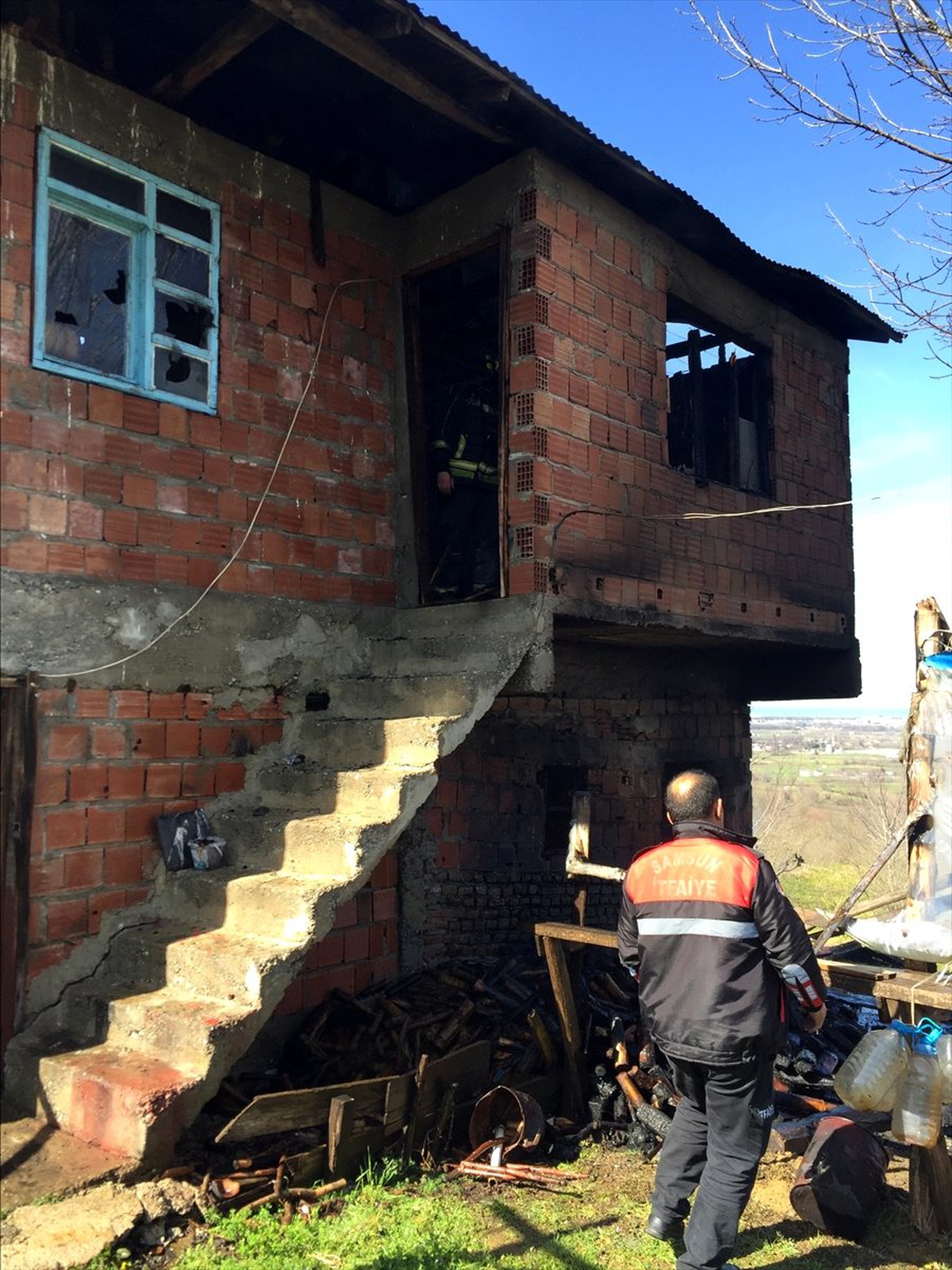 Samsun\'da iki katlı odun deposunda çıkan yangın söndürüldü