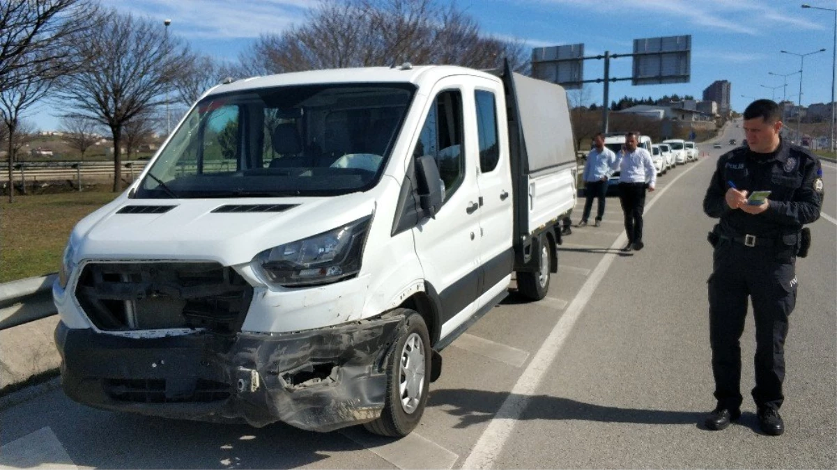 Samsun\'da kamyonet bariyere çarptı: 2 yaralı