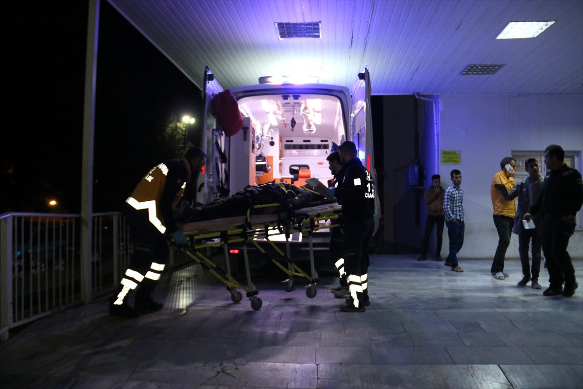 Şanlıurfa\'da motosiklet yayaya çarptı: 2 yaralı