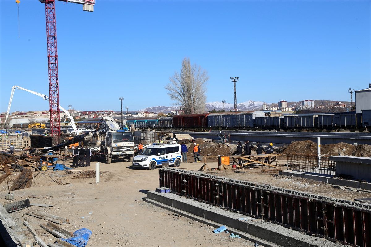 Sivas\'ta devrilen vincin bomu altında kalan işçi ağır yaralandı