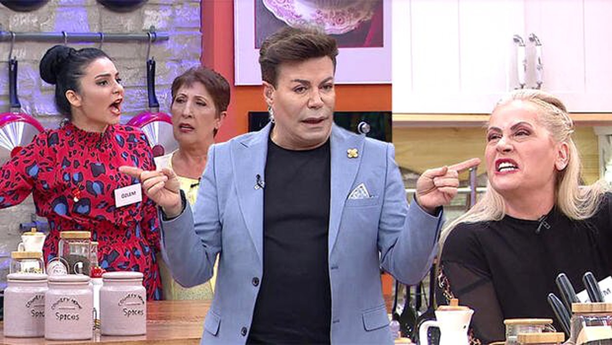 Şok! Özlem, Çiğdem Hanıma bardak fırlattı!