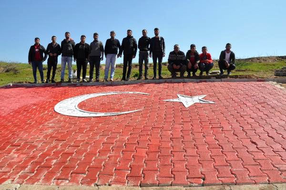 Suriye sınırındaki tepeye, parke taşından dev Türk bayrağı
