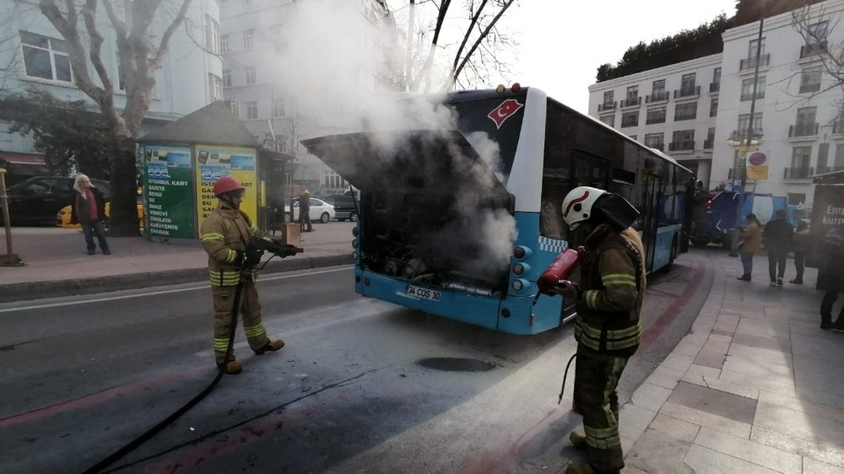 Taksim\'de İETT otobüsünden korkutan yangın