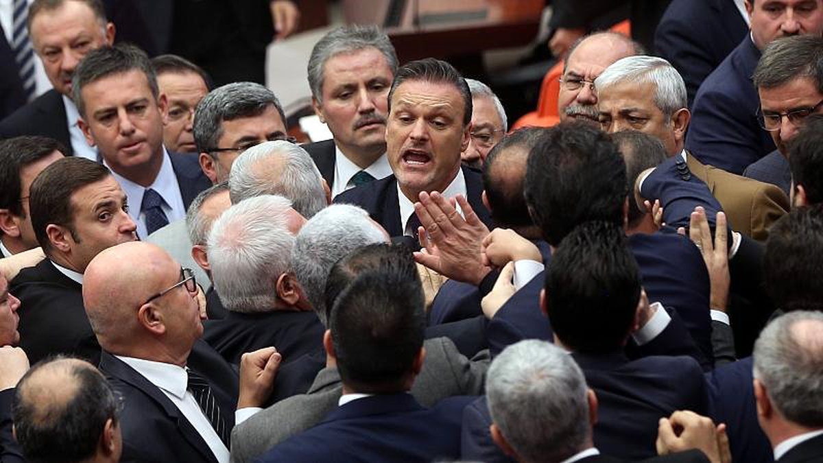 TBMM\'de yumruk yumruğa kavga, CHP\'li Özkoç hakkında hakaret soruşturması