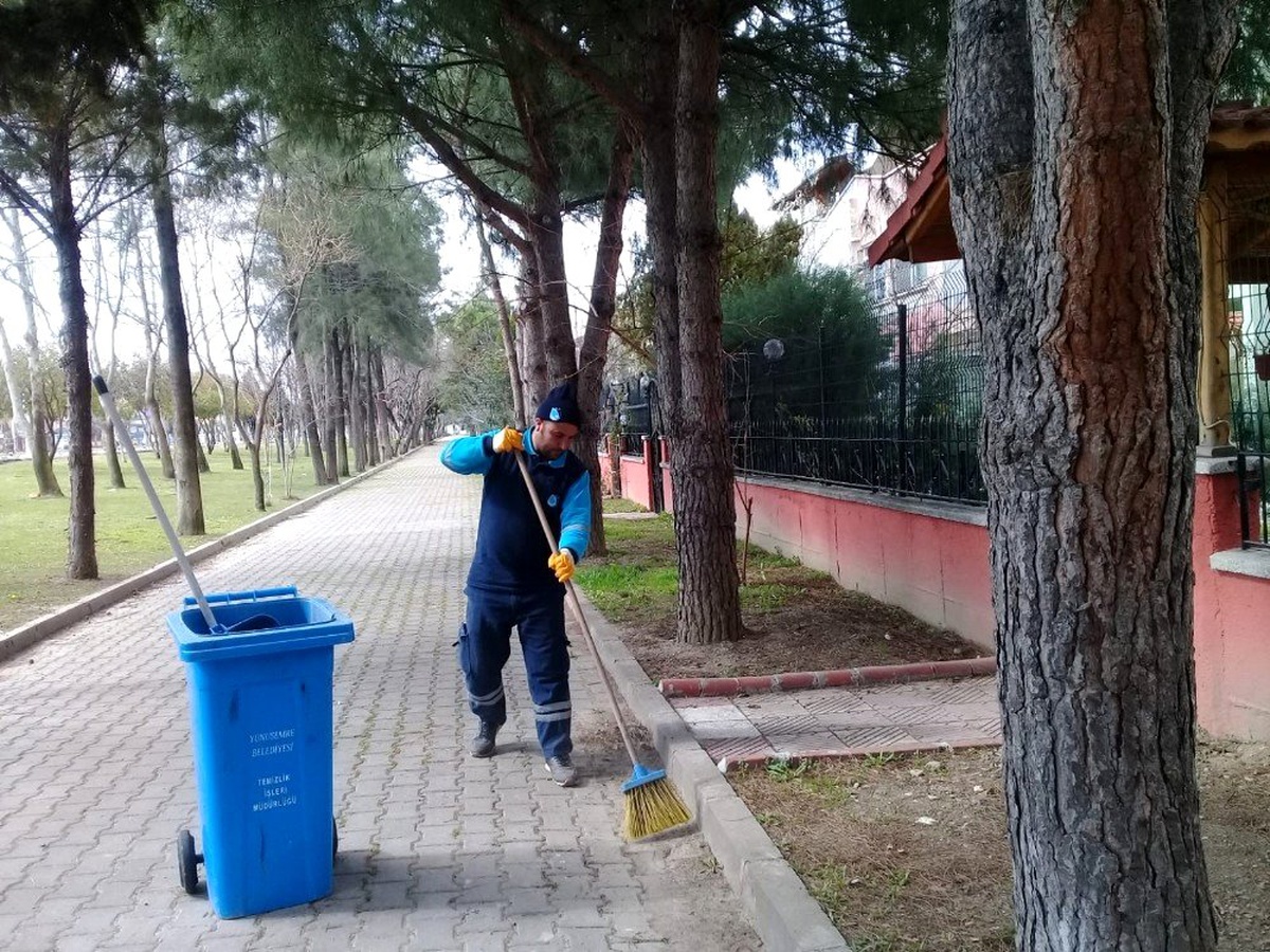 Temizlik işçisi bulduğu cüzdanı sahibine teslim etti