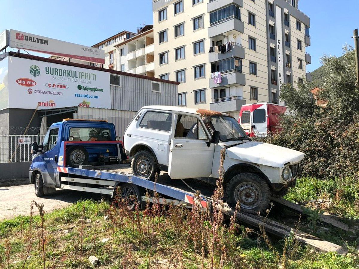 Terk edilmiş hurda araçlar kaldırılıyor