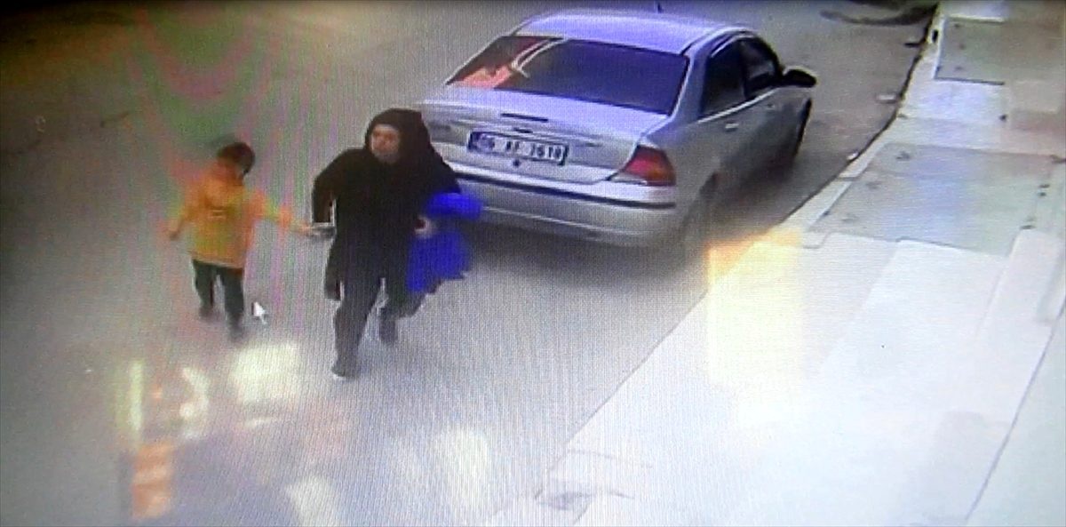 Traktörden ayrılan römorkun altında kalmaktan son anda kurtuldular