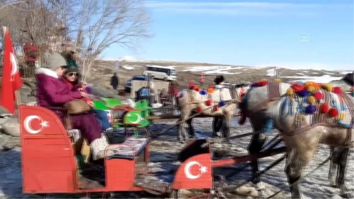 Turistlerin güneşli havada Çıldır Gölü\'nde atlı kızak keyfi