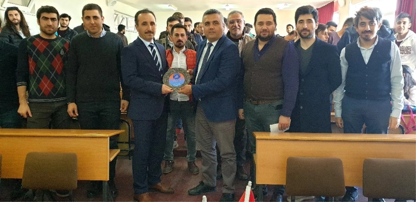Vakıflar Bölge Müdürü Hüseyin Coşar, öğrencilerle buluştu