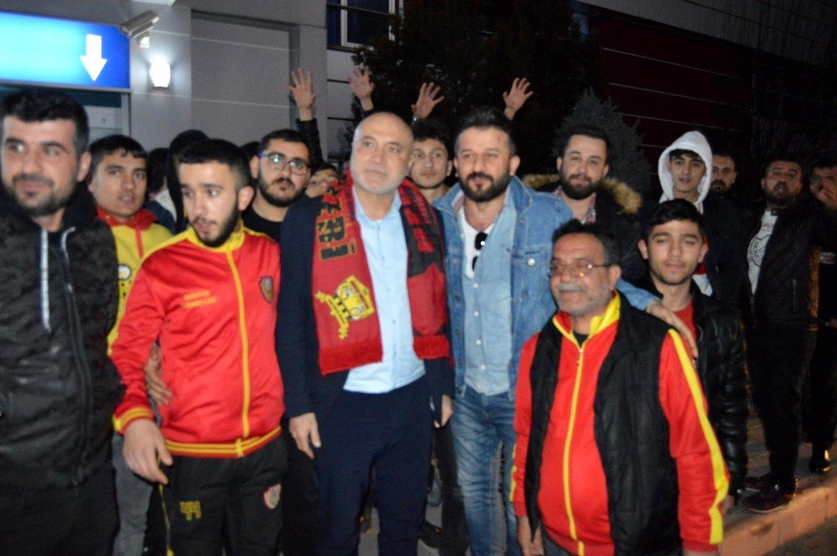 Yeni Malatyaspor taraftarından Hikmet Karaman\'a coşkulu karşılama