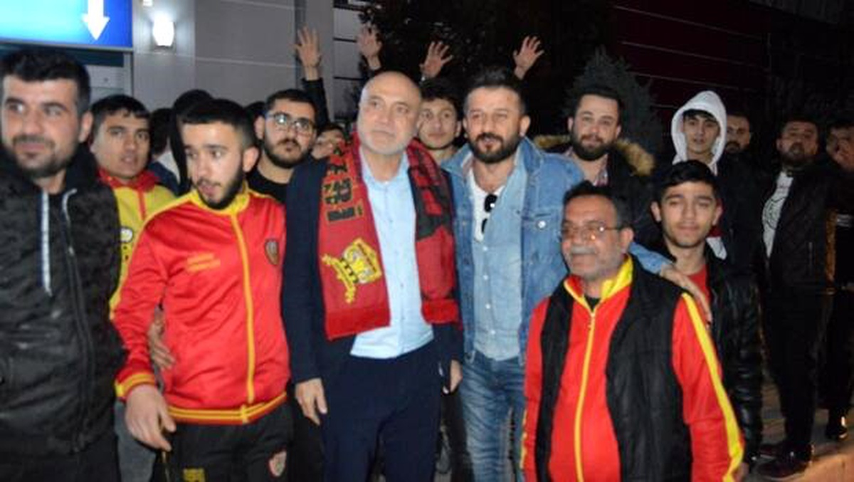 Yeni Malatyaspor taraftarından Hikmet Karaman\'a coşkulu karşılama