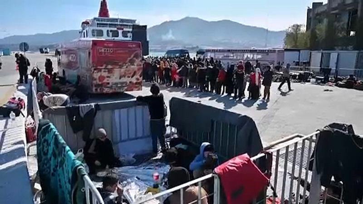 Yunan donanmasına ait ulaştırma gemisi, yaklaşık 500 göçmen için \'otel\' olarak görev yapacak