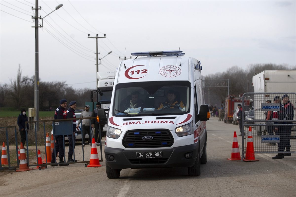 Yunanistan\'a geçmek isteyen sığınmacılar tarlaları aşarak sınıra ulaşıyor