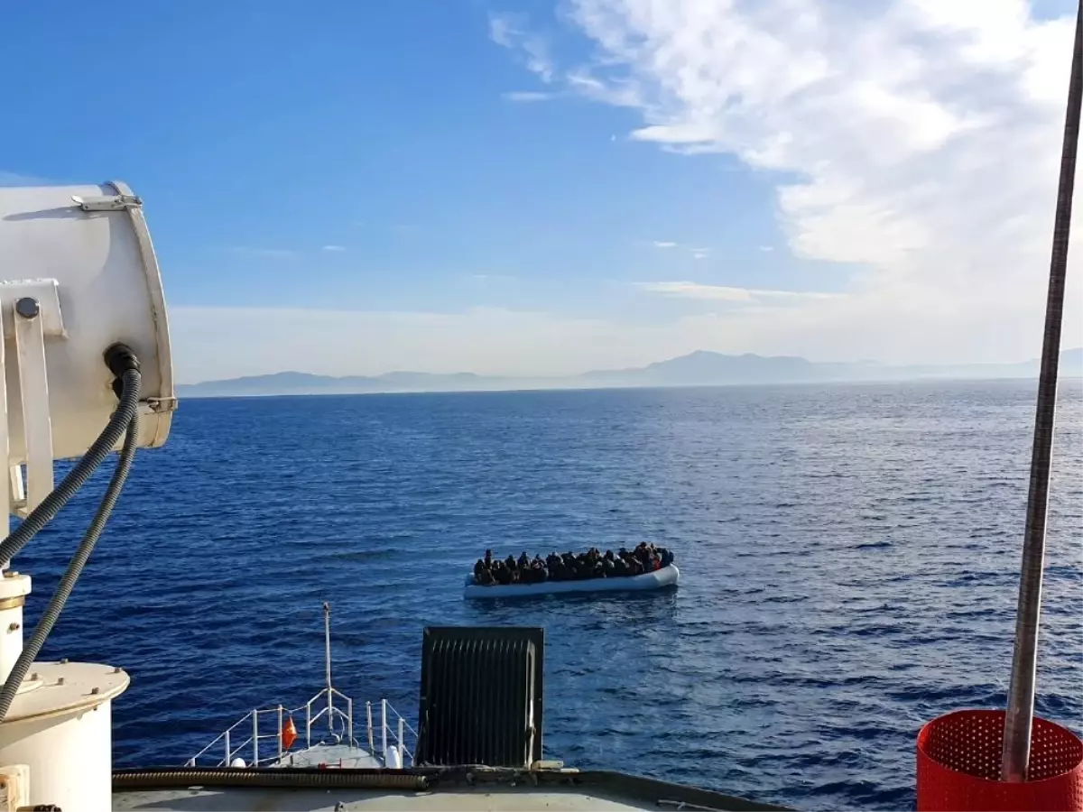 Yunanistan\'ın çaresiz bıraktığı 93 göçmeni Türk Sahil Güvenliği kurtardı