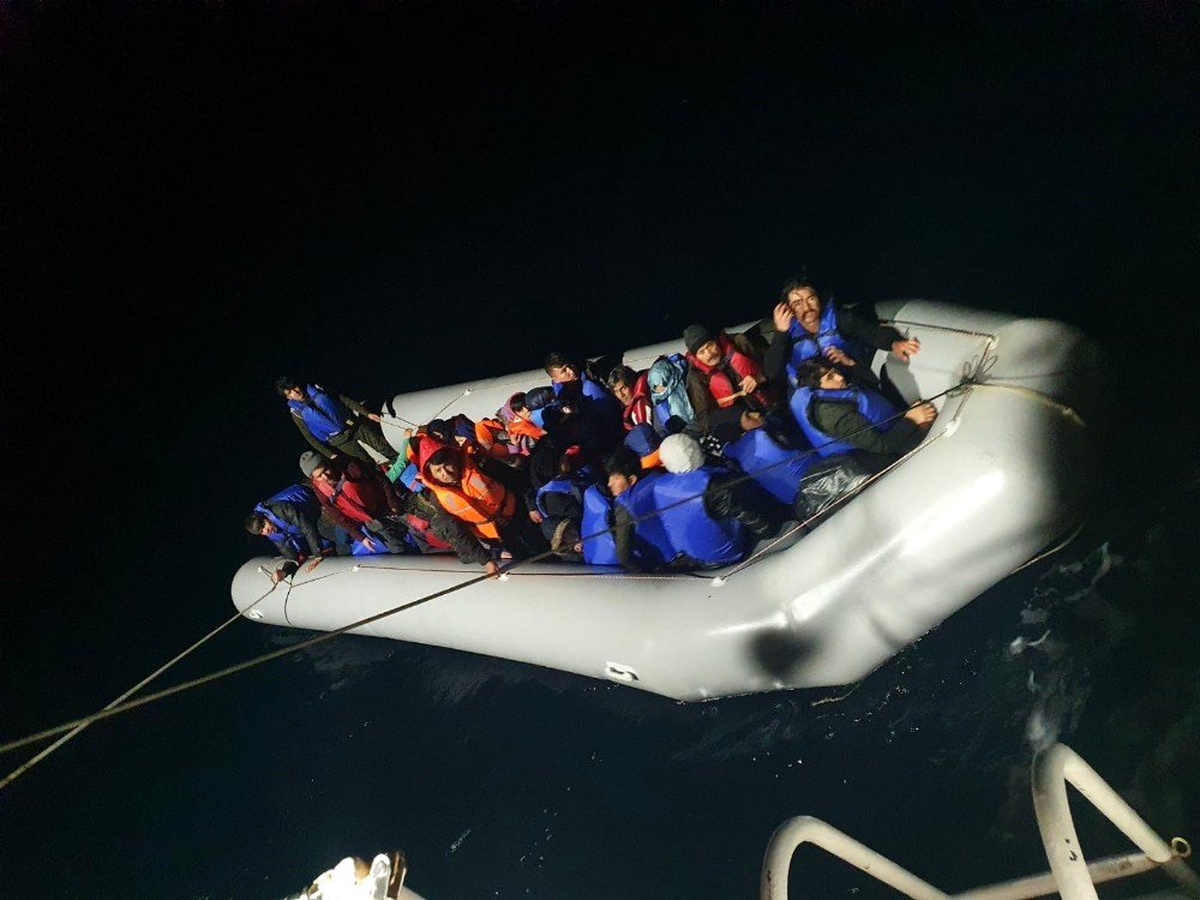 Yunanistan\'ın denizin ortasında bıraktığı 130 göçmeni sahil güvenlik kurtardı