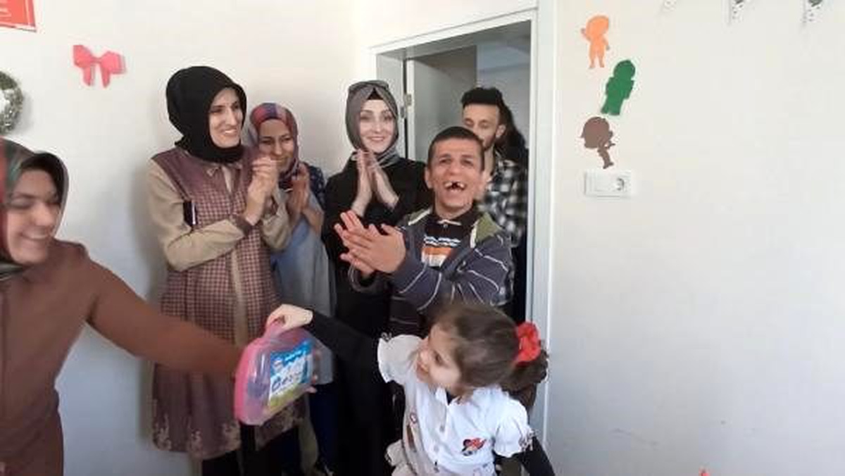 32 yaşındaki Uğur, ilk kez doğum günü kutladı