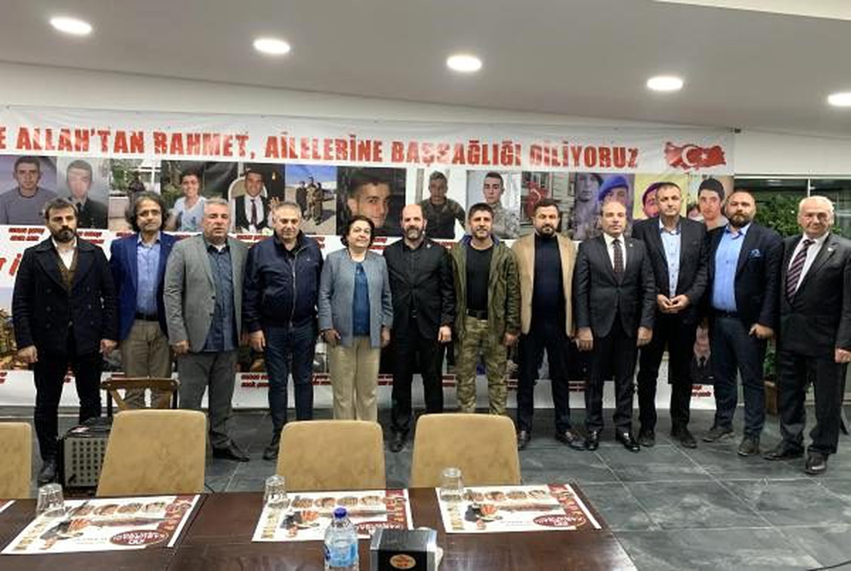 Adanalı kebapçı, şehitlerin fotoğraflarını iş yerine astırıp mevlit okuttu
