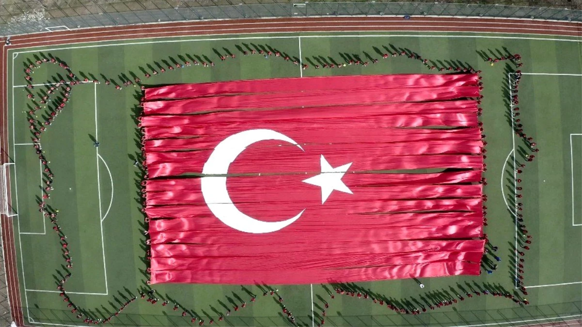 Adıyaman\'da dev Türk bayrağı ve Türkiye haritasıyla askere selam
