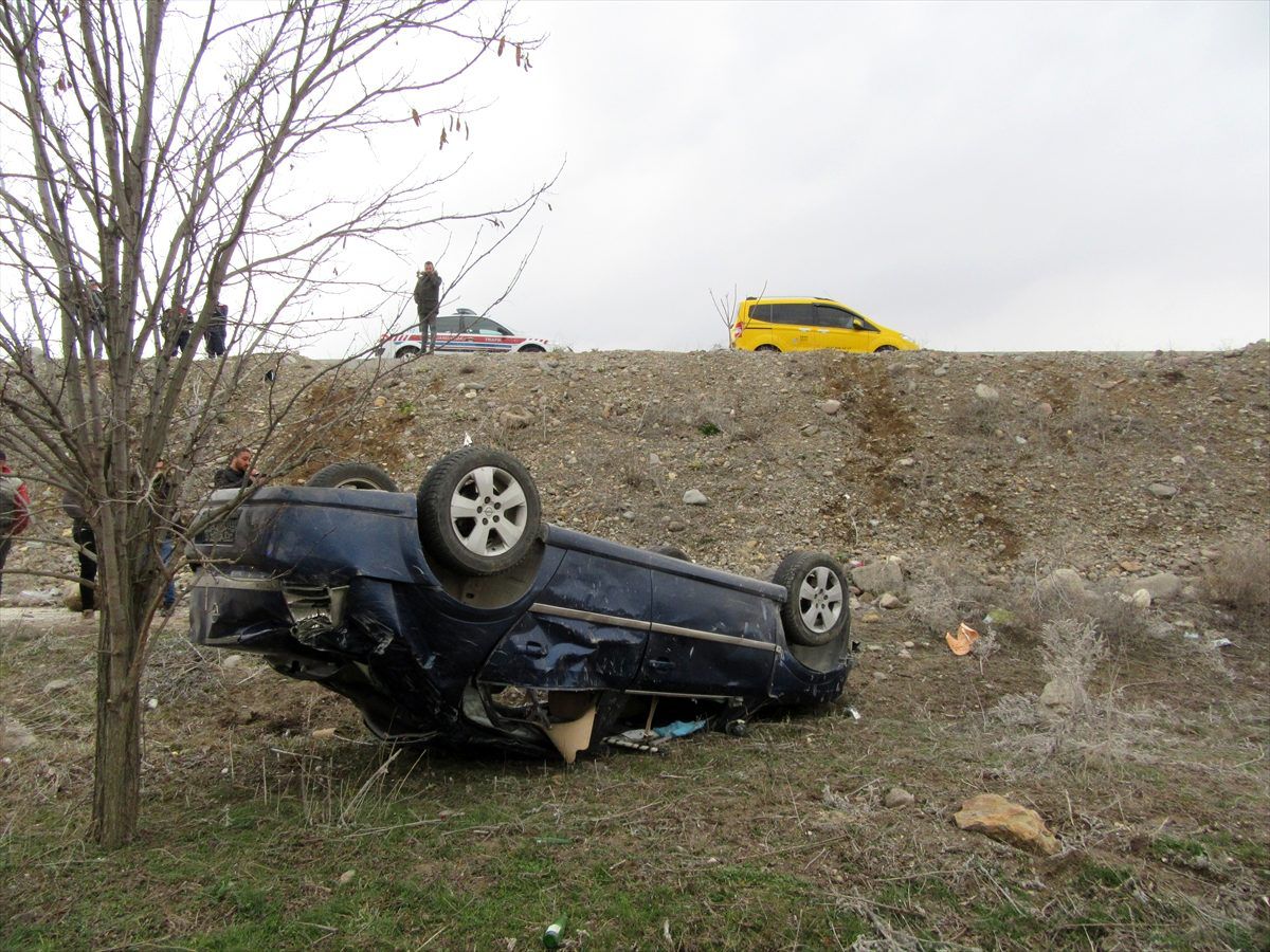 Afyonkarahisar\'da otomobil şarampole devrildi: 1 ölü, 4 yaralı