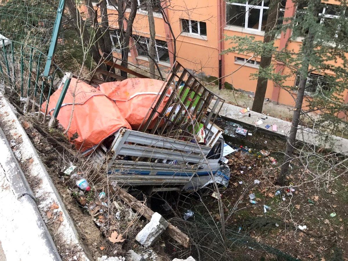 Ankara\'da kamyonet okul bahçesine uçtu: 3 yaralı