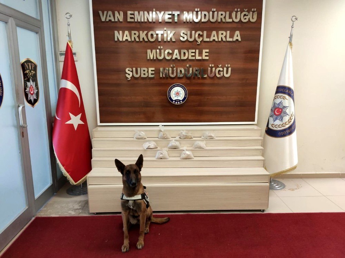 Arpa çuvallarının altından 4,5 kilo eroin çıktı