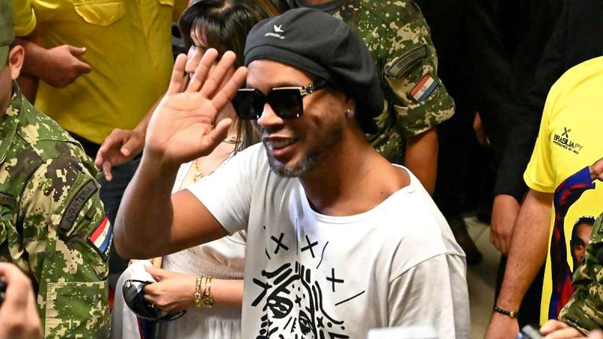 Barcelona\'nın eski yıldızı Ronaldinho Paraguay\'da göz hapsine alındı
