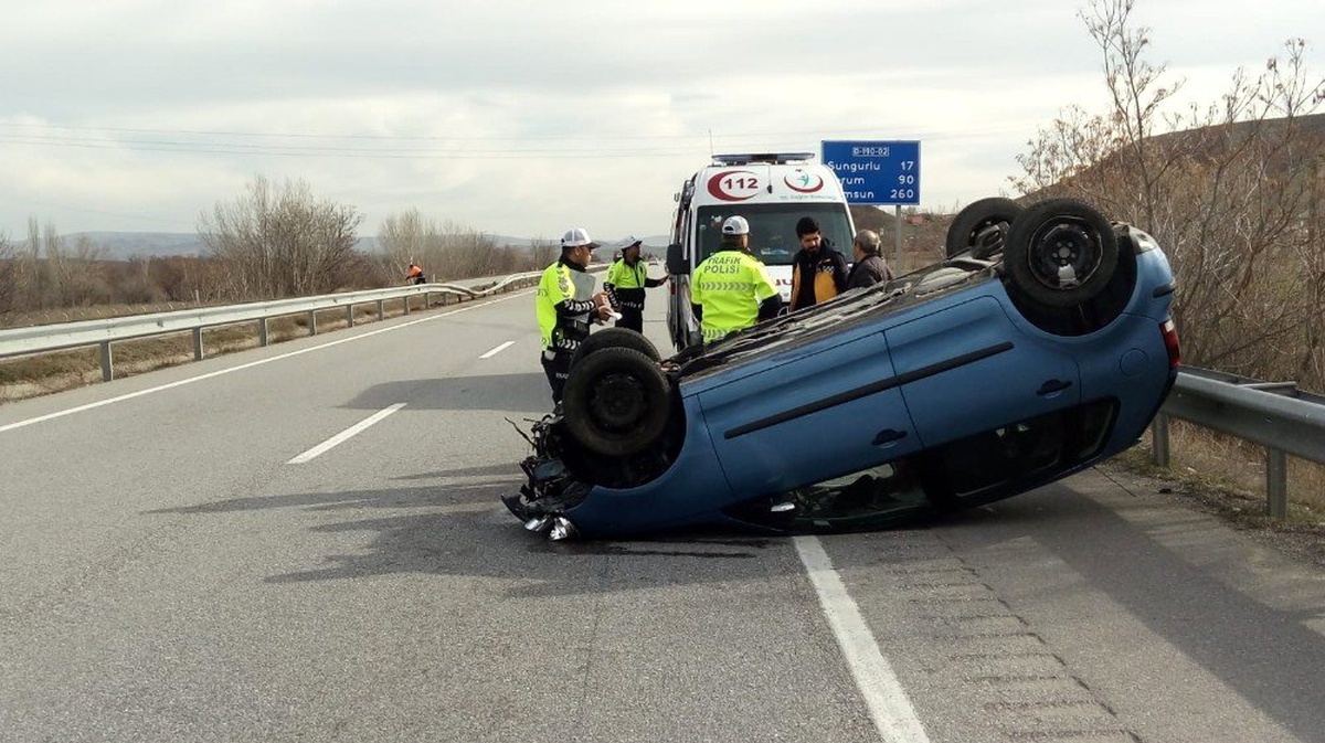 Bariyerlere çarpan otomobil takla attı: 1 yaralı