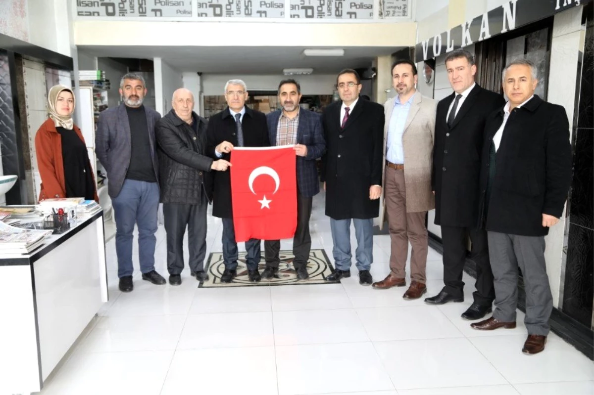 Başkan Güder, esnaflara Türk Bayrağı dağıttı