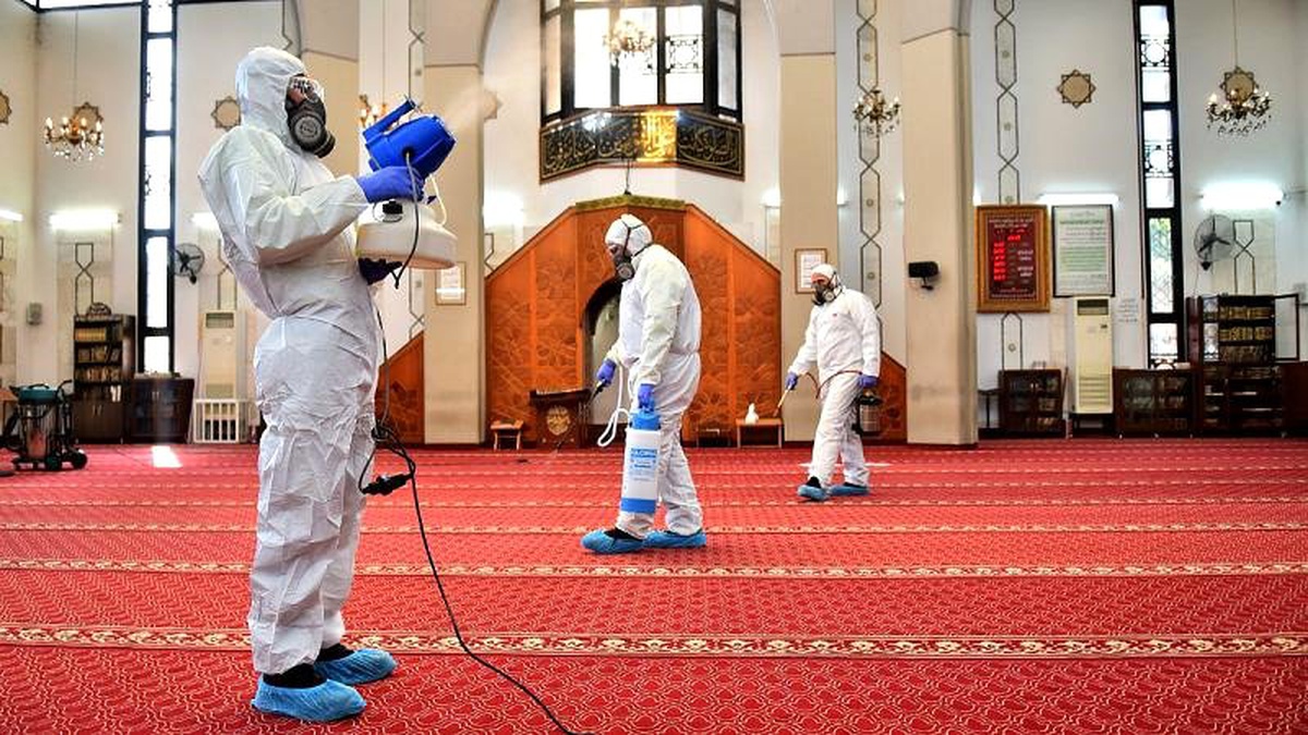 BAE\'de imamlara koronavirüs ayarı: Cuma namazı 10 dakikayı geçmesin