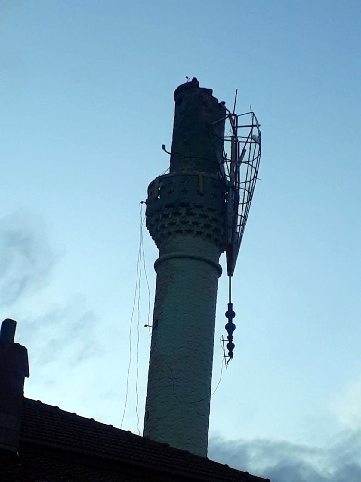 Burdur\'da şiddetli rüzgar cami minaresine zarar verdi