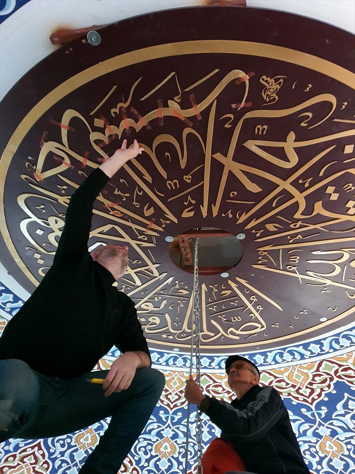 Camilerin kubbe ve duvarları öğrencilerin eliyle şekilleniyor